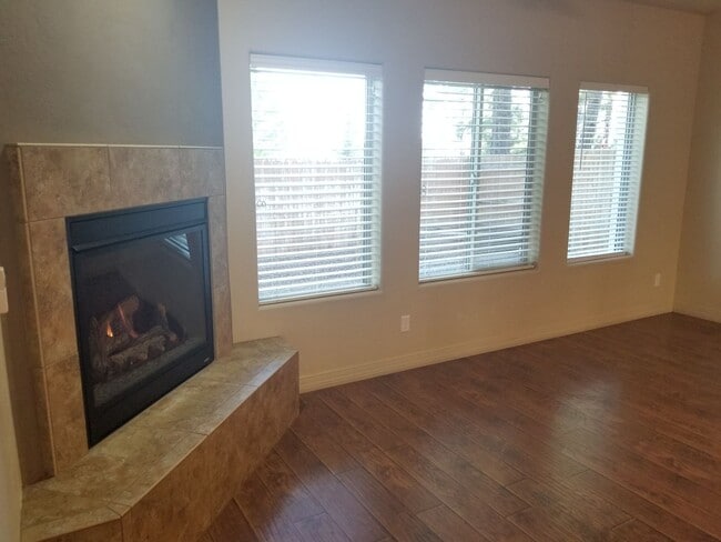 Building Photo - Beautiful, Pet Friendly, Multi-level, 2110 sqft, Luxury Townhouse w/A/C! 3 Bed, 2.5 Bath, + Loft ...