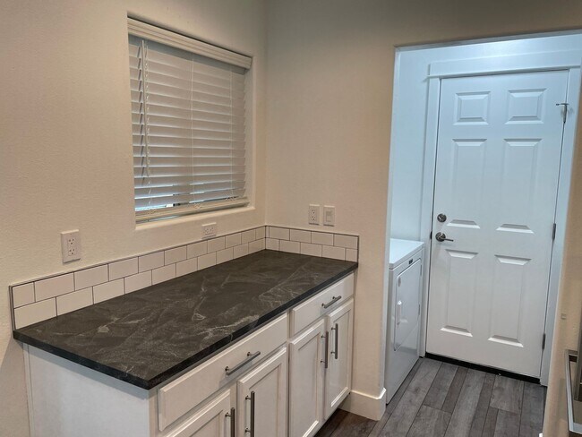Building Photo - Beautifully Updated 2 Bed / 2.5 Bath Duplex in SW Redmond – Move-In Ready!
