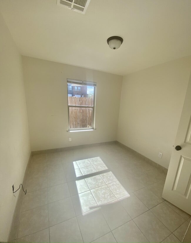 Building Photo - 3328 Lincoln Ave