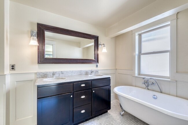 Building Photo - Capitol Hill Townhouse