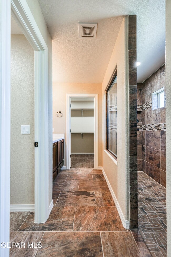 Building Photo - 5525 Valley Cedar Dr