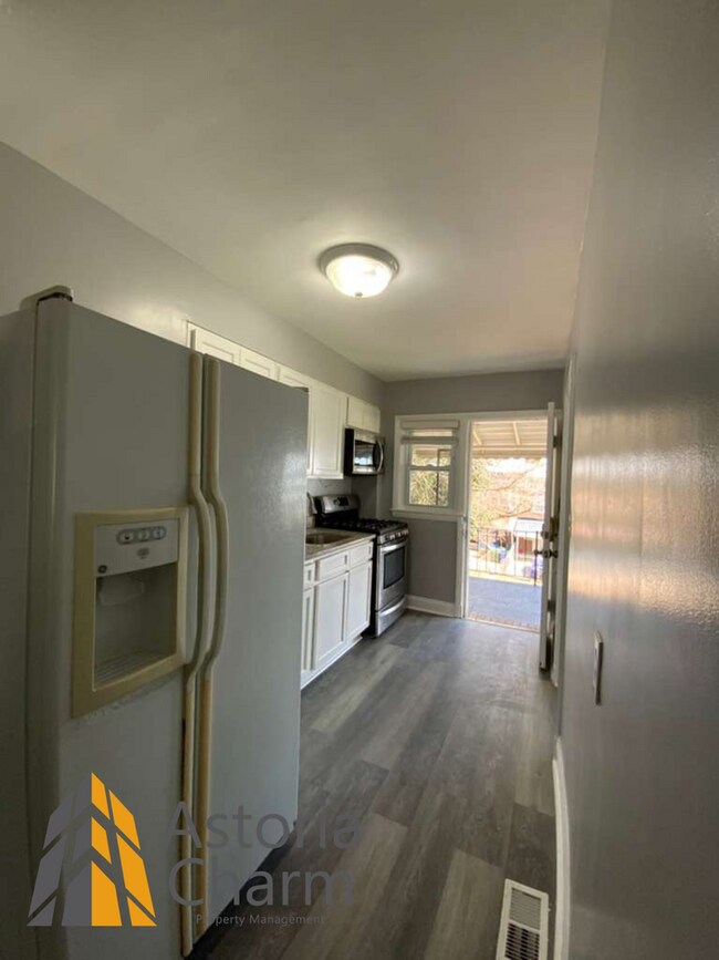 Building Photo - 3 Bedroom Home with Den and Fenced Yard in Quiet Neighborhood