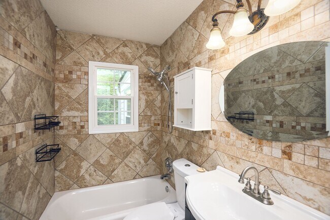 Building Photo - Super cute East Atlanta home with secluded...