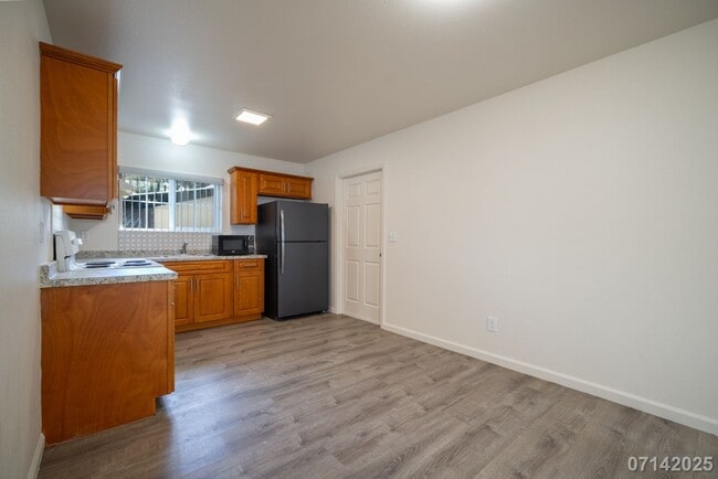Building Photo - $2645 / 2br- 856ft2 - 2br/1ba Duplex, Incl...