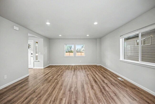 Building Photo - Modern Yelm Home Built in 2023, Walk-In Closets, Deep Storage & Neighborhood Park!