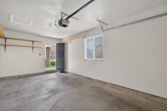 Building Photo - Must-See Apartment in Pheasant Ridge  Pocatello!