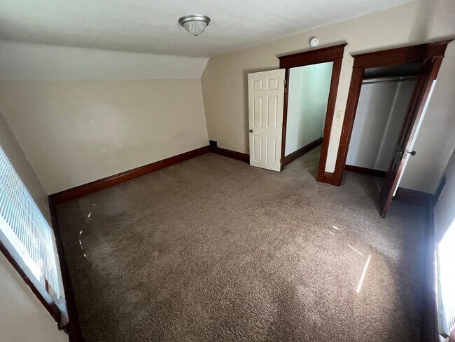 Building Photo - Large 4 bedroom house east of campus for A...