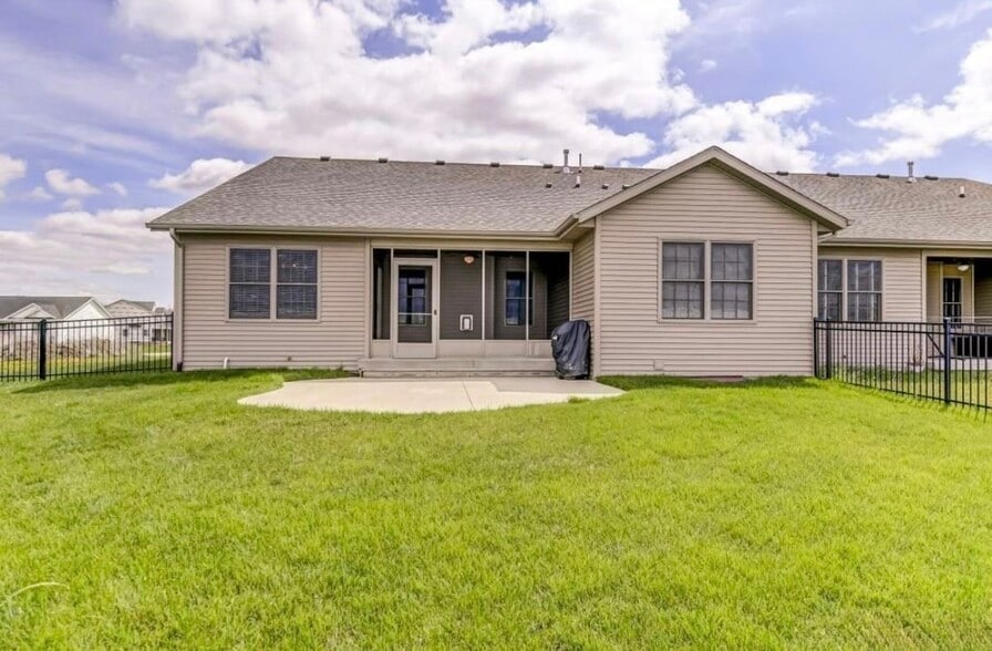 Building Photo - 1811 Spartan Dr