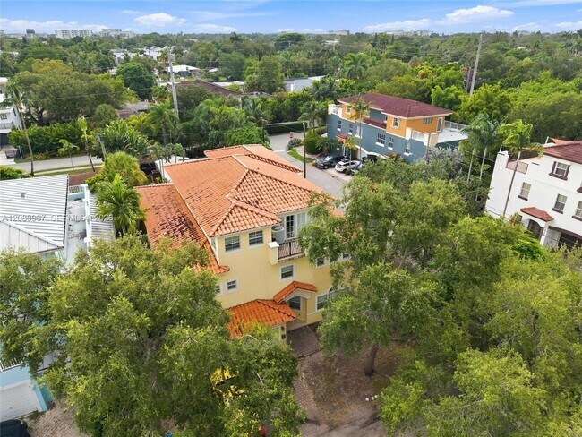 Building Photo - 913 SW 8th St