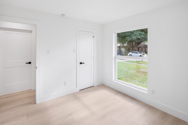 Building Photo - 10814 Mackenzie Dr