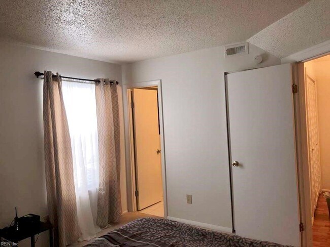 Building Photo - 545 Pier Ct