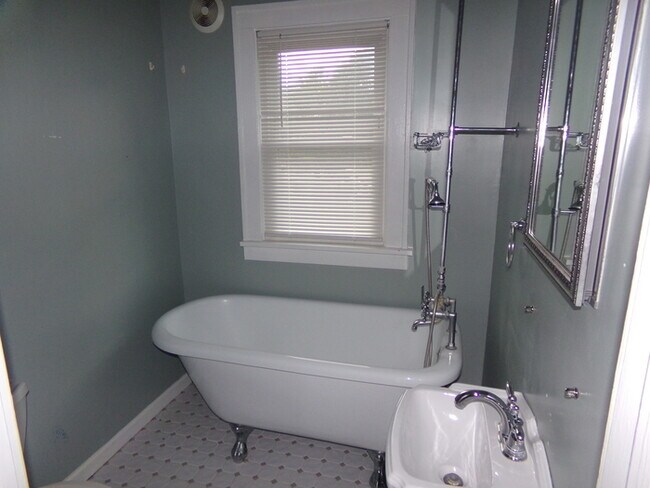 Building Photo - Corner Lot Cape Cod!