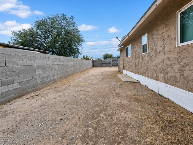 Building Photo - 5208 S 11th Ave