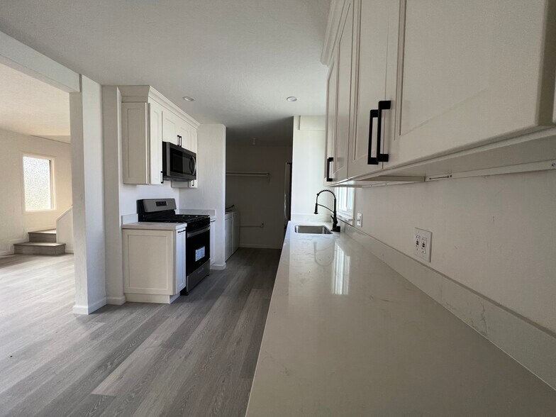 Kitchen - 703 Buchanan St