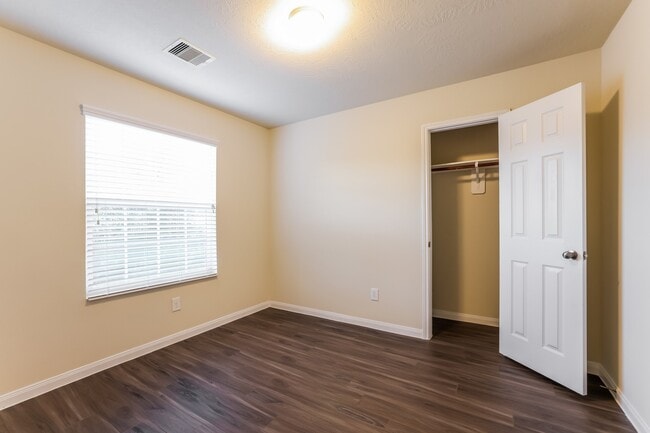 Building Photo - 10931 Myrtle Oak St
