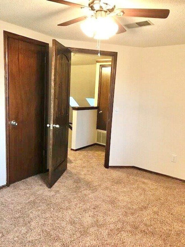 Building Photo - 4-bed 2-bath 2-car For lease SW Moore