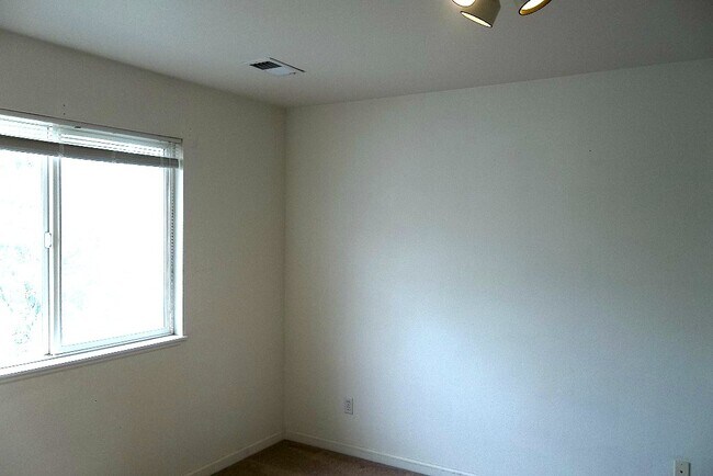 Building Photo - 3301 Saratoga St