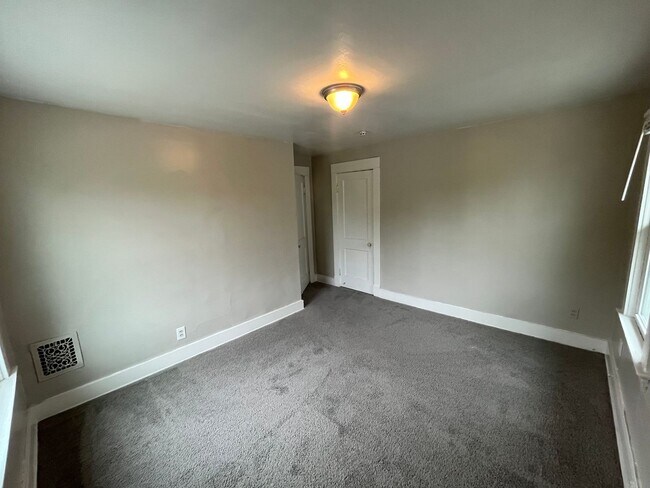 Building Photo - Four bedroom one bathroom single family home for rent. MOVE IN SPECIAL - HALF OFF FIRST MONTHS RENT