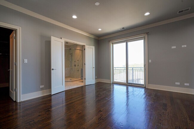 Building Photo - PRICE REDUCED!! Luxury 3BR/2BA Condo (Parking Included) – Prime Hyde Park & Modern Finishes!