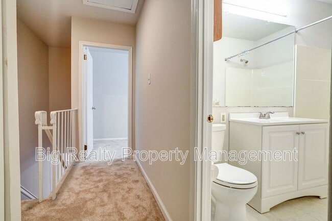 Building Photo - 704 Stonybrook Dr