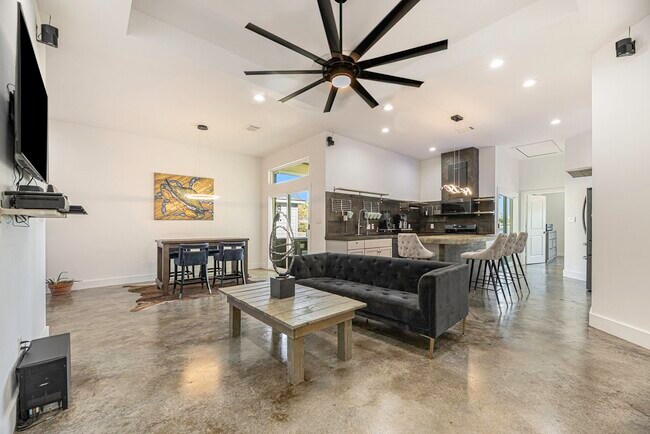 Building Photo - 475 Pinnacle