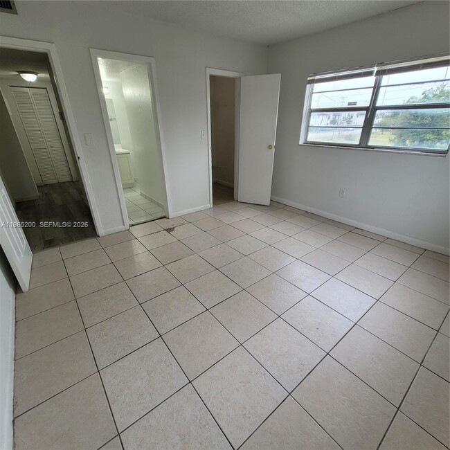 Building Photo - 5100 SW 41st St