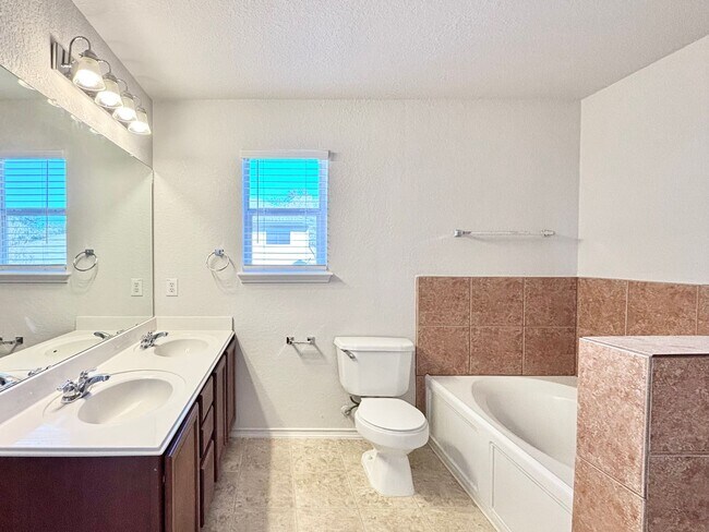 Building Photo - Spacious 4 bed 2.5 bath two-story home!