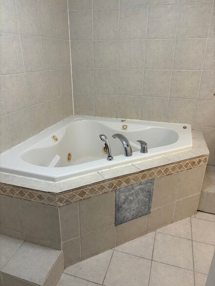 Master bathroom - 4515 Willard Ave