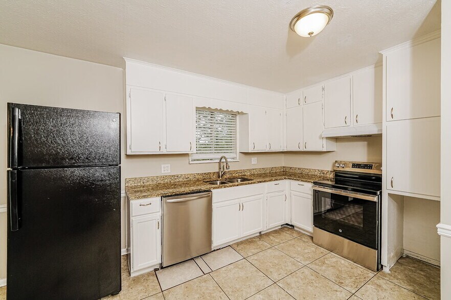 Building Photo - 724 Country View Dr NE