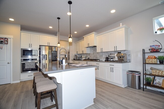 Building Photo - 1690 S Quartz Dr