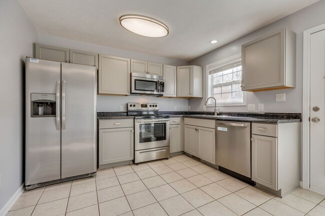 Building Photo - Now Available | 2 Bedroom 2.5 Bath | Bristol, TN