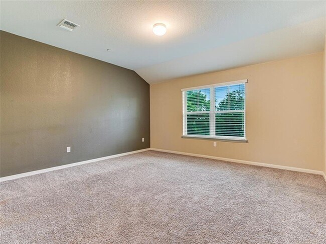 Building Photo - 1620 Bryant Dr