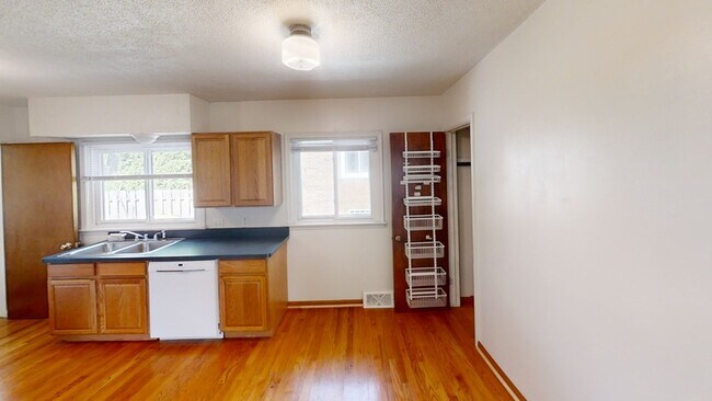Building Photo - 372 Highland Dr