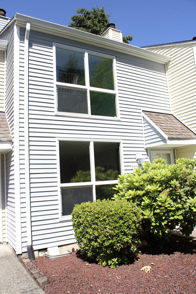 Building Photo - 7104 NE 43rd St