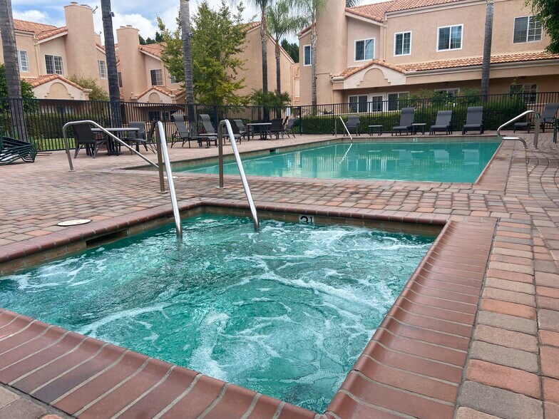 Building Photo - 5200 White Oak Ave