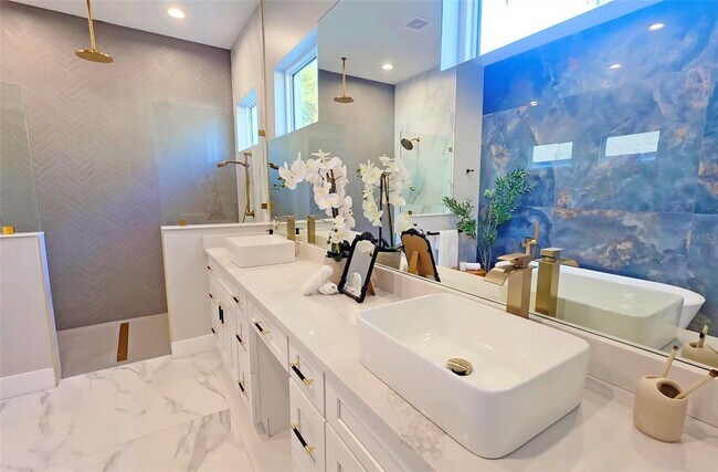 Building Photo - Bold Sarasota Bay Luxury Custom Home, 5 beds/4 baths, Private pool.