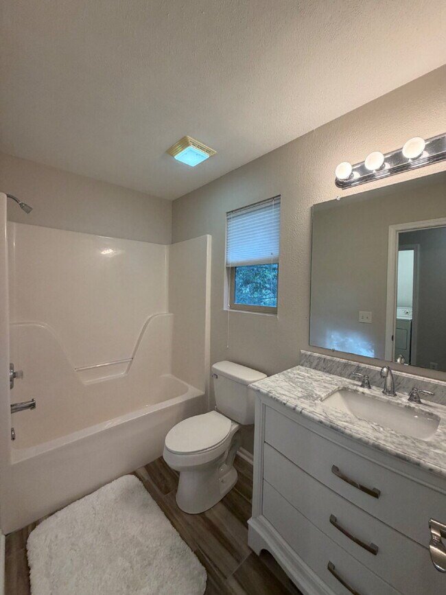 Building Photo - "Charming 4-Bedroom Home with 2.5 Baths on Knox Avenue – A Cozy Retreat in Hollister, MO!"
