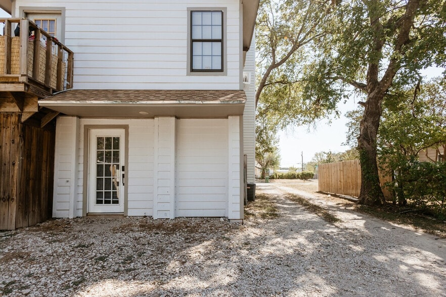 Building Photo - 3625 Maple Ave