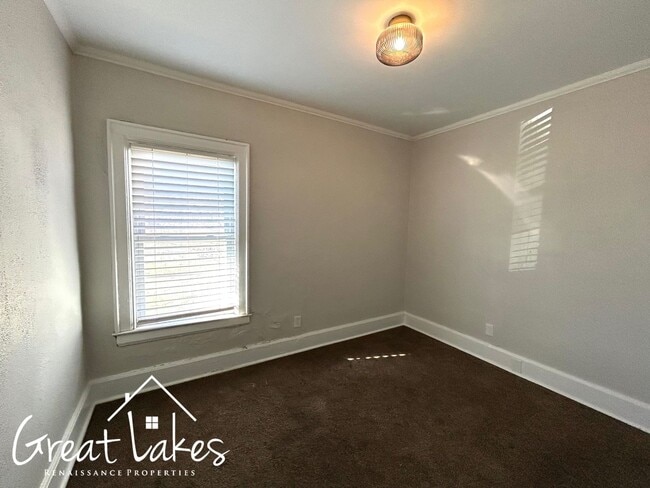 Building Photo - 892-894 Gladstone