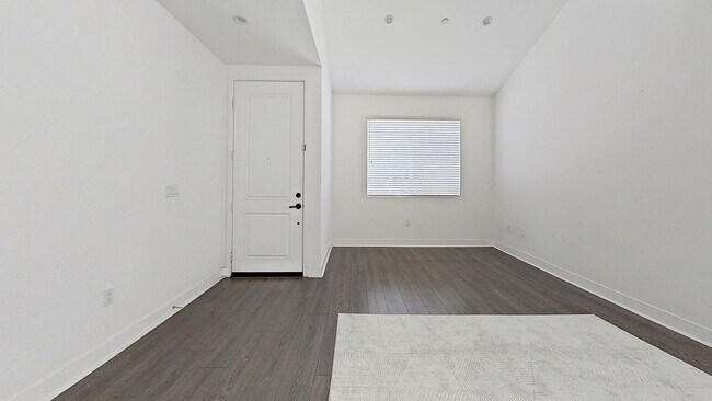 Building Photo - Stunning 5-Bedroom + Bonus loft  Home in t...