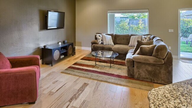 Building Photo - Great Curb Appeal