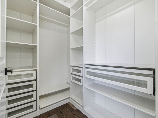 Building Photo - RES_O VAN DER WATT_14512