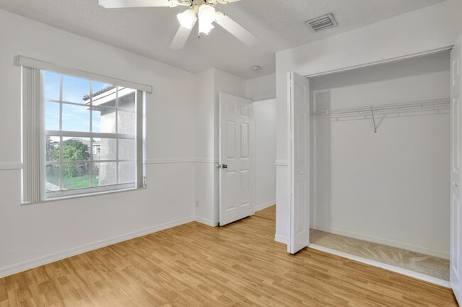 Building Photo - 4066 Cresent Creek St