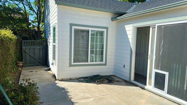 Building Photo - 2 Bedroom 2 Bathroom located in Redbridge
