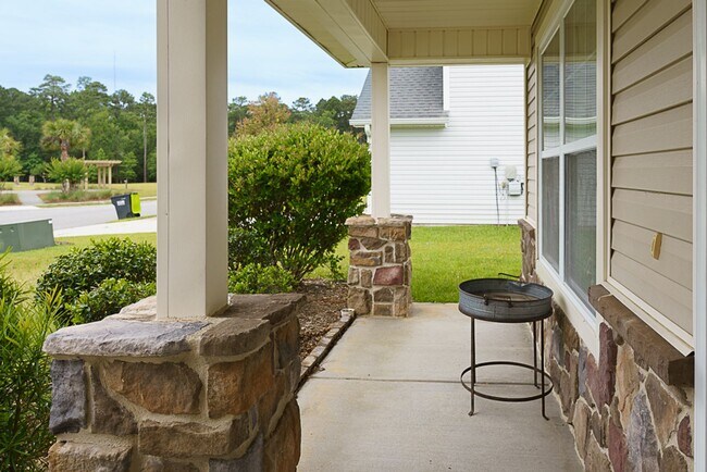 Building Photo - Three Bedroom House with Gated Backyard