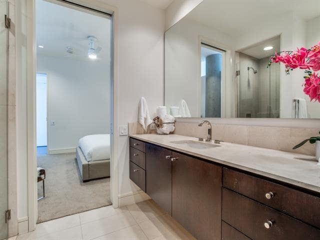 Building Photo - 2408 Victory Park Ln