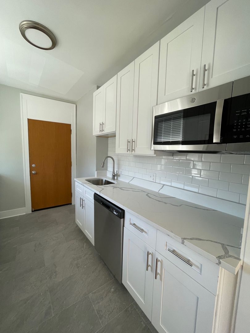 Building Photo - 7009 N Ridge