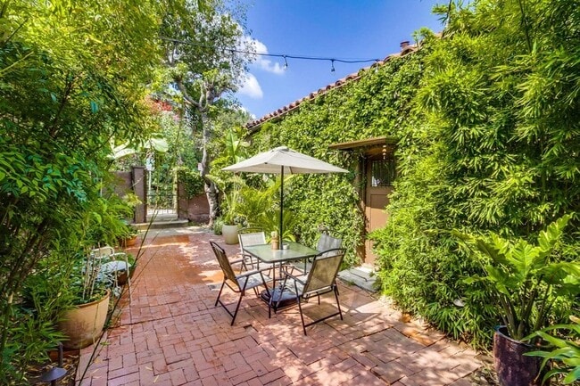 Building Photo - 2066 Glencoe Way