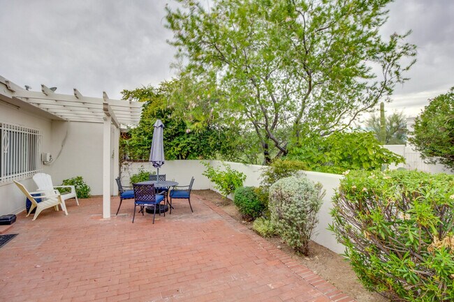 Building Photo - 5026 N Crestridge Dr