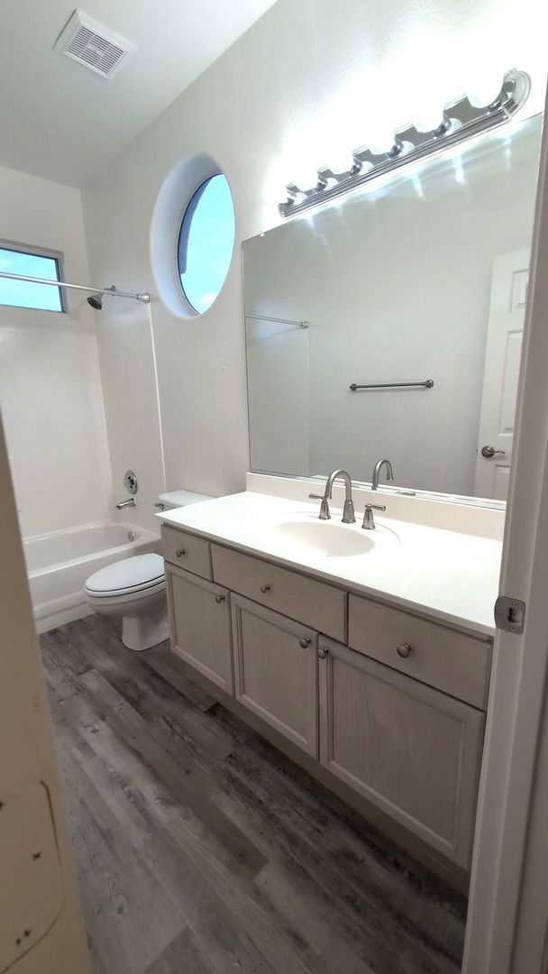 Building Photo - 2098 E Mallard Ct